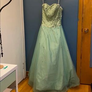 Mint green ballon gown 👗
